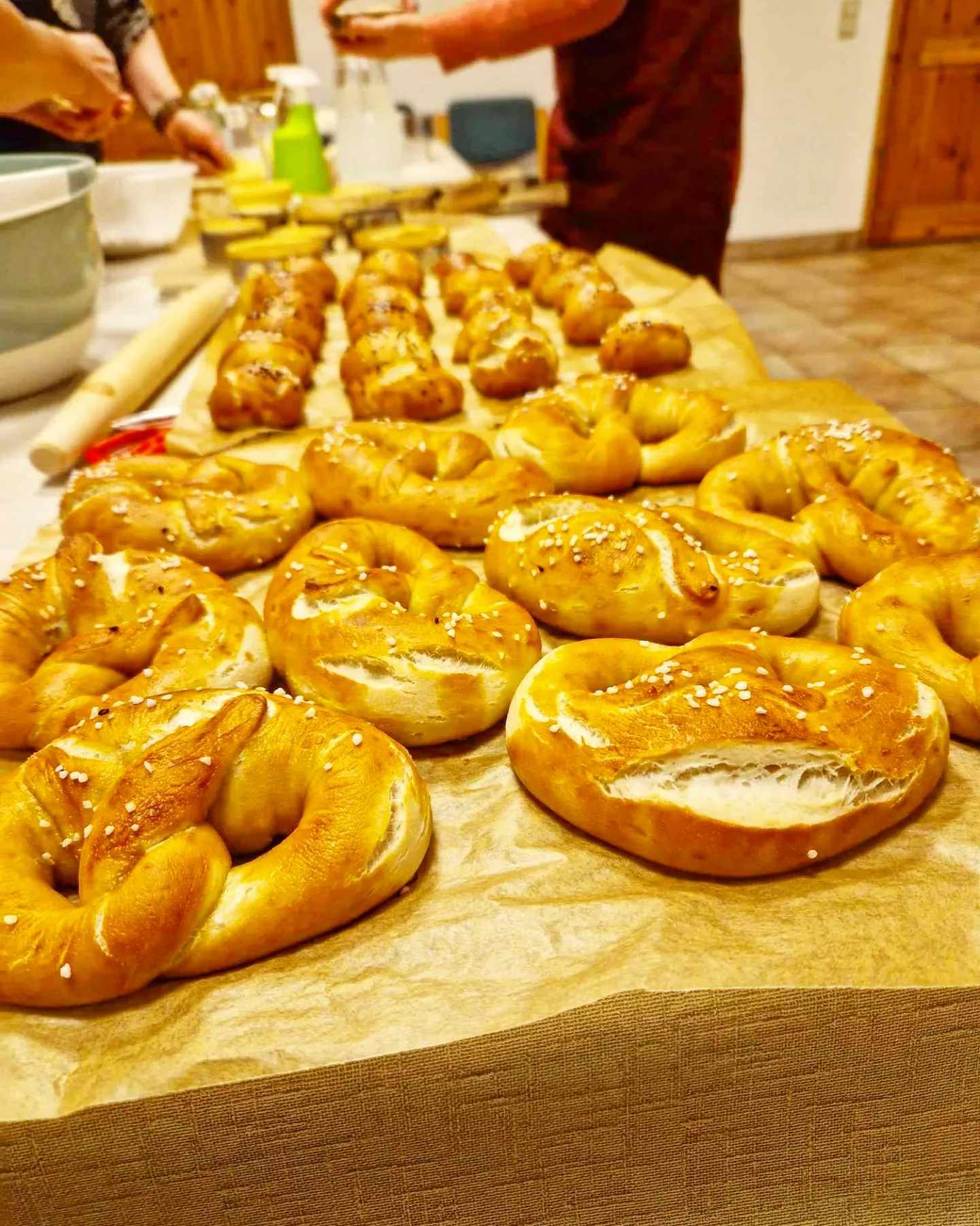 Wir brezeln, laugen und genießen - Laugengebäck selbst machen ...